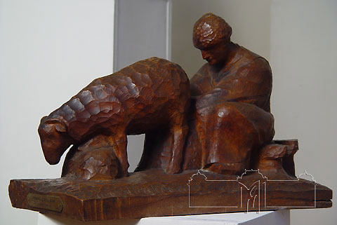 Alexandru Plămădeală (1888-1940) Compoziţia sculpturală „Cioban” („Mulsul oilor”), 1928. Lemn, cioplire, 37x54x25 cm