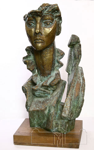 Galina Dubrovina (1938-1997) Portretul scriitoarei B. Ahmadulina, 1987, bronz, fundament lemn, 80x30x40 cm