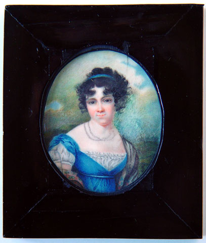 Autor anonim, sec. XIX. Portret de femeie. Fildeş, guaşă, acuarelă, 6,7 x 5,3 cm
